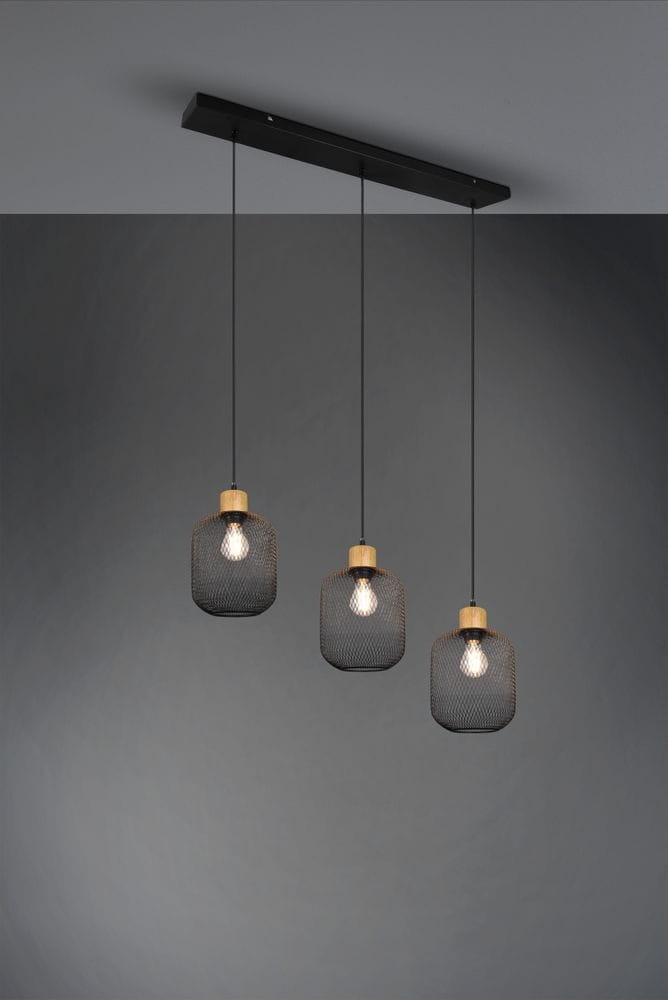 Lampa wisząca Calimero 3-punktowa z trzema kloszami w kształcie sześcianu, wykonana z siatki metalowej w kolorze czarnym z drewnianymi akcentami u góry. Zawieszona na czarnym stelażu, umieszczona na tle szaro-beżowej ściany.