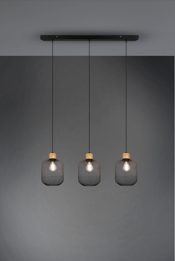 Lampa wisząca Calimero 3-punktowa z czarnymi, siatkowanymi kloszami i drewnianymi detalami. Produkt zawieszony na prostokątnej, czarnej podstawie, prezentowany na szarym tle.