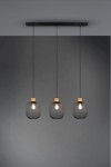 Lampa wisząca Calimero 3-punktowa z czarnymi, siatkowanymi kloszami i drewnianymi detalami. Produkt zawieszony na prostokątnej, czarnej podstawie, prezentowany na szarym tle.