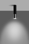 Czarna lampa sufitowa 1-punktowa Loopez z chromowanym wykończeniem, montowana pod sufitem. Owalny kształt z matowego materiału, emitująca światło w dół, na jednolitym szarym tle.