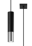Loopez lampa wisząca 1-punktowa w kolorze czarnym z chromowanym wykończeniem. Owalny, matowy korpus z dolną, lustrzaną częścią. Produkt zawieszony na cienkim przewodzie, montowany do sufitu na prostokątnej podstawie.