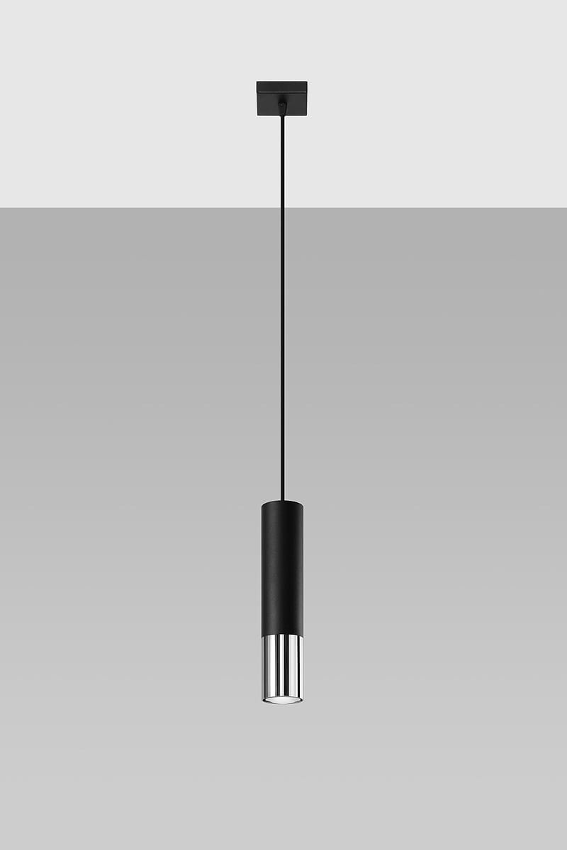 Czarna lampa wisząca Loopez z chromowanym detalem, o cylindrycznym kształcie, zawieszona na cienkim przewodzie. Widok frontalny, na jednolitym tle. Lampa ma matową powierzchnię u góry i błyszczący element u dołu.