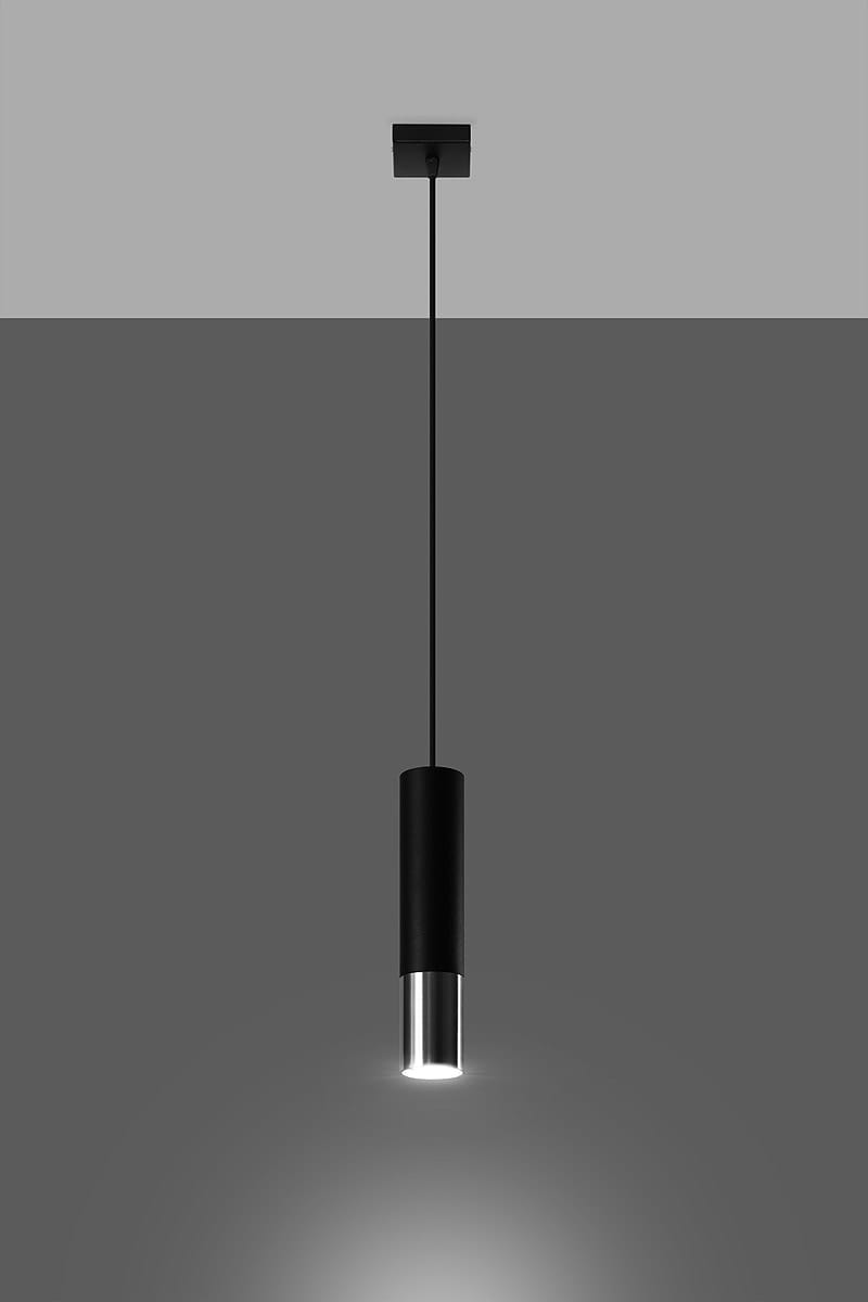 Loopez lampa wisząca 1-punktowa w kolorze czarnym z chromowanym detalem, o cylindrycznym kształcie. Zawieszona na cienkim przewodzie, emitująca światło w dół, umieszczona na szarym tle.