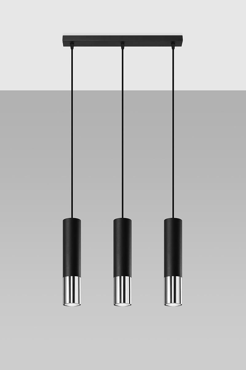 Loopez lampa wisząca 3-punktowa w kolorze czarnym i chromowanym. Składa się z trzech cylindrycznych kloszy z matowego metalu i błyszczącego chromu, zawieszonych na czarnych linkach. Ujęcie frontalne, na jednolitym, jasnym tle.