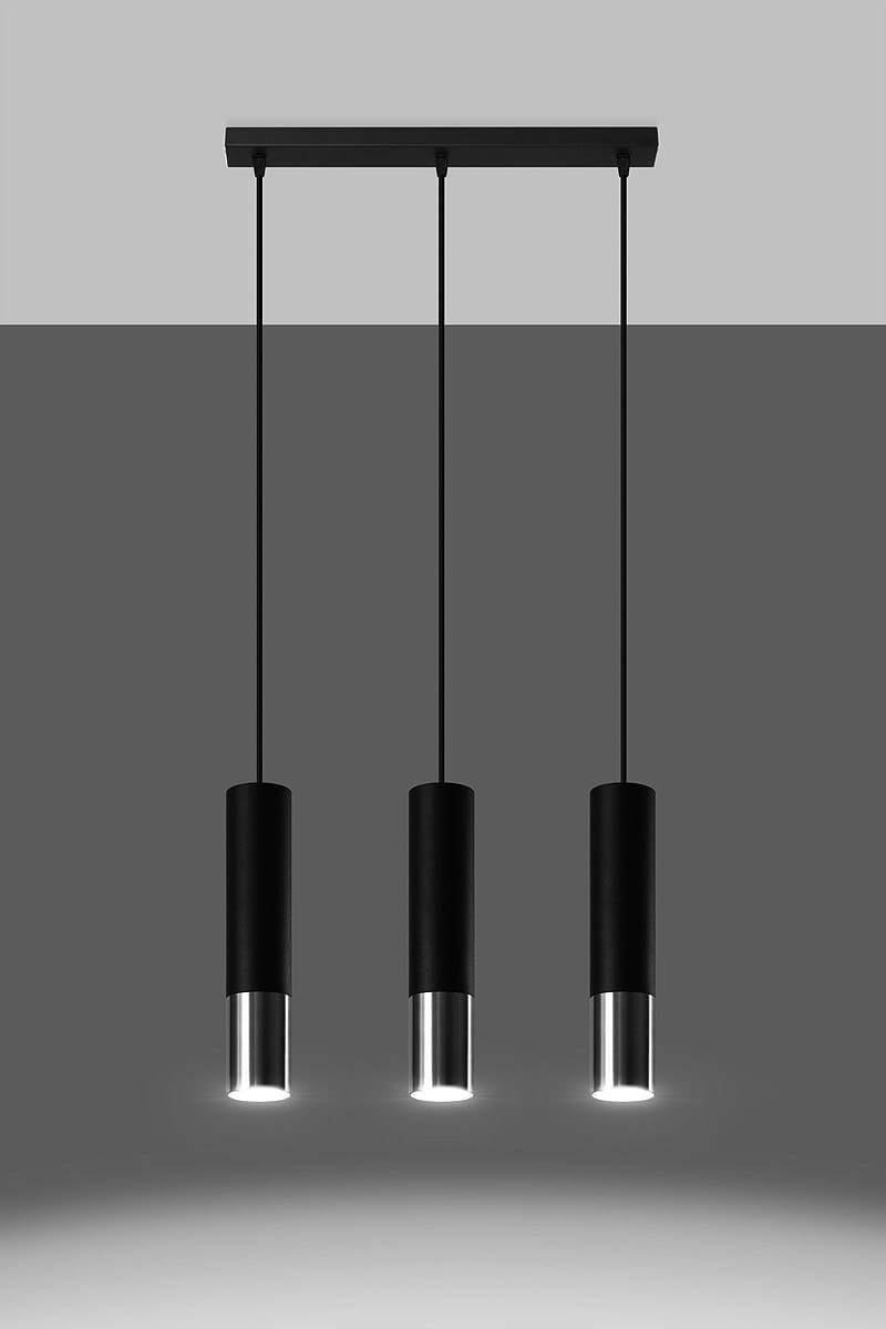 Loopez lampa wisząca 3-punktowa w kolorze czarnym i chromowym, z trzema cylindrycznymi kloszami, zawieszona na czarnych linkach. Klosze mają górną część matową, a dolną transparentną, emitującą światło. Montowana na prostokątnej podstawie.