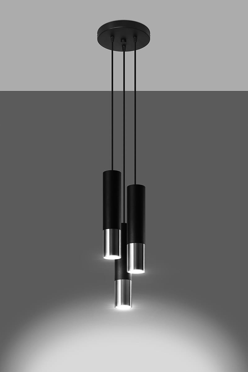 Loopez lampa wisząca 3-punktowa, czarna z chromowanymi detalami. Trzy cylindryczne źródła światła zawieszone na czarnych kablach, zamontowane na okrągłej podstawie. Lampa wisi w pionie, na jednolitym, szarym tle.