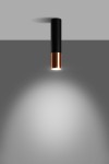 Czarna lampa sufitowa Loopez z miedzianym akcentem, wisząca, o cylindrycznym kształcie. Wyposażona w pojedynczy punkt świetlny, emitująca światło w dół, na jednolitym szarym tle. Zauważalny kontrast między matowym czarnym a błyszczącym miedzią.