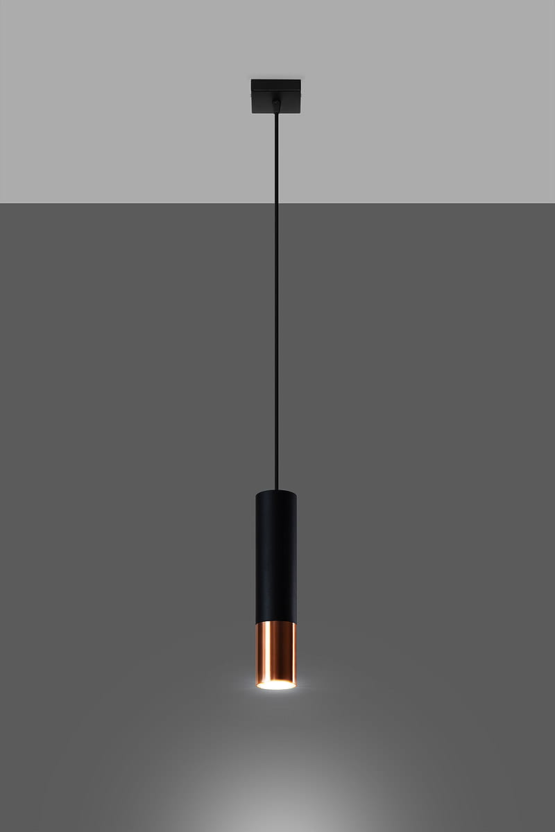 Loopez lampa wisząca 1-punktowa w kolorze czarnym z miedzianym wykończeniem. Cylindryczna konstrukcja, zawieszona na czarnym przewodzie, ukazuje połyskujący miedziany detal u dołu. Prosty, nowoczesny design na jednolitym tle.