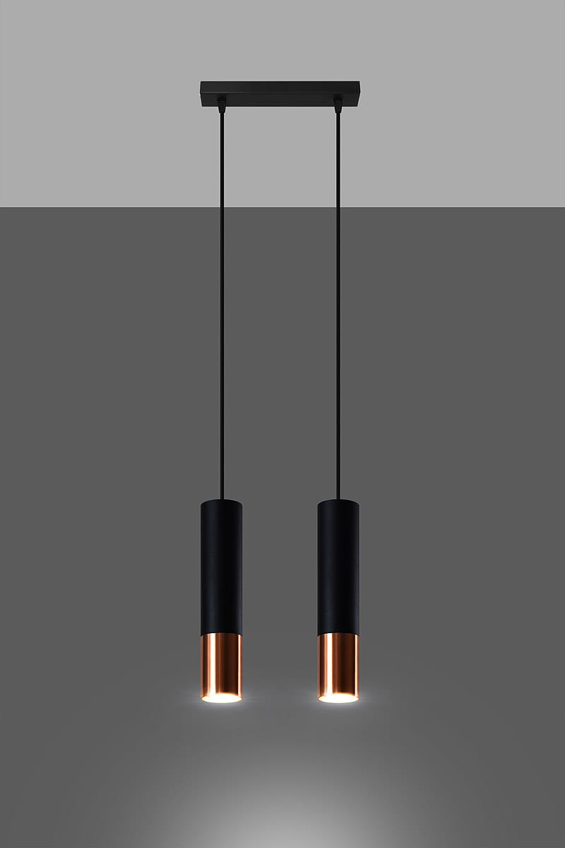 Loopez lampa wisząca 2-punktowa w kolorze czarnym z miedzianymi detalami. Dwa cylindryczne klosze zawieszone na cienkich, czarnych linkach. Prosta, nowoczesna forma, montowana na suficie, na jednolitym szarym tle.