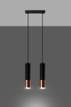 Loopez lampa wisząca 2-punktowa w kolorze czarnym z miedzianymi detalami. Dwa cylindryczne klosze zawieszone na cienkich, czarnych linkach. Prosta, nowoczesna forma, montowana na suficie, na jednolitym szarym tle.