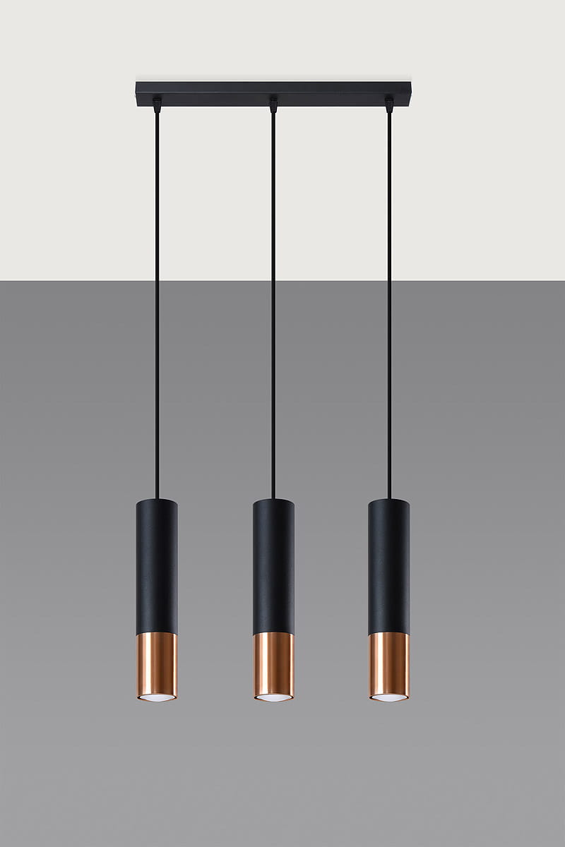 Lampa wisząca Loopez 3-punktowa w kolorze czarnym z miedzią. Składa się z trzech cylindrycznych kloszy z czarnym wykończeniem i miedzianą dolną częścią. Zawieszona na cienkich czarnych przewodach z prostokątnym mocowaniem na suficie.