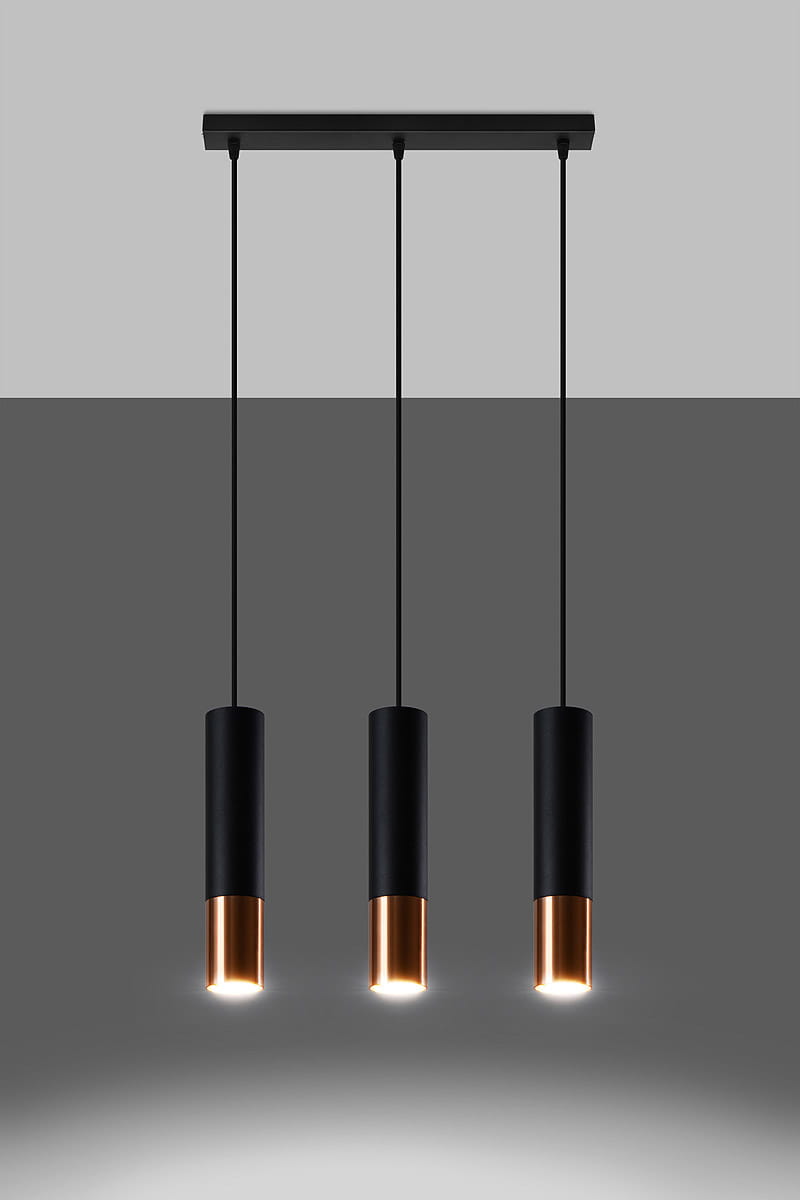 Loopez lampa wisząca 3-punktowa w kolorze czarnym z miedzianymi akcentami. Posiada trzy cylindryczne klosze, zwisające na cienkich linkach, zamontowane na prostokątnej podstawie. Ujęcie frontalne, na jednolitym szarym tle.