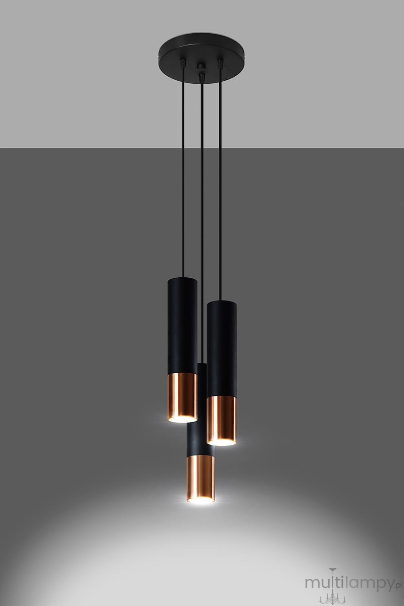 Lampa wisząca Loopez w kolorze czarnym z miedzianymi akcentami, z trzema cylindrycznymi źródłami światła. Ujęcie z góry, zawieszona na trzech cienkich kablach, z okrągłym, czarnym mocowaniem sufitowym na tle szarym.