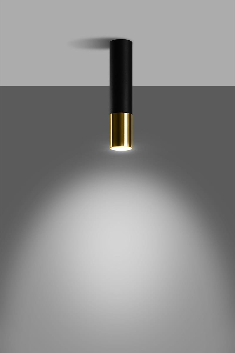 Loopez lampa sufitowa 1-punktowa w kolorze czarnym z złotym wykończeniem, o cylindrycznym kształcie. Zawieszona na suficie, emituje światło w dół, tworząc subtelny blask na szarym tle. Idealna do nowoczesnych wnętrz.