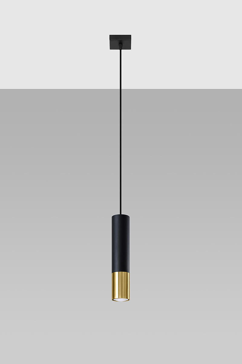 Lampa wisząca Loopez 1-punktowa w kolorze czarnym i złotym. Cylindryczny kształt z matowym czarnym wykończeniem i połyskującą złotą podstawą. Wisi na cienkim czarnym przewodzie, zamontowana pod sufitem na prostokątnej, czarnej podstawie.
