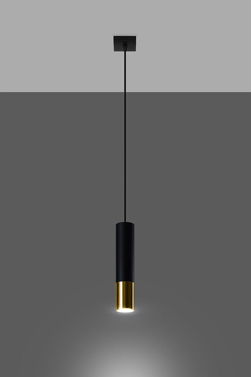 Czarna lampa wisząca Loopez z metalowym złotym wykończeniem, w kształcie cylindrycznym. Zawieszona na cienkim przewodzie, z widocznym źródłem światła u dołu. Minimalistyczny design, idealna do nowoczesnych wnętrz.