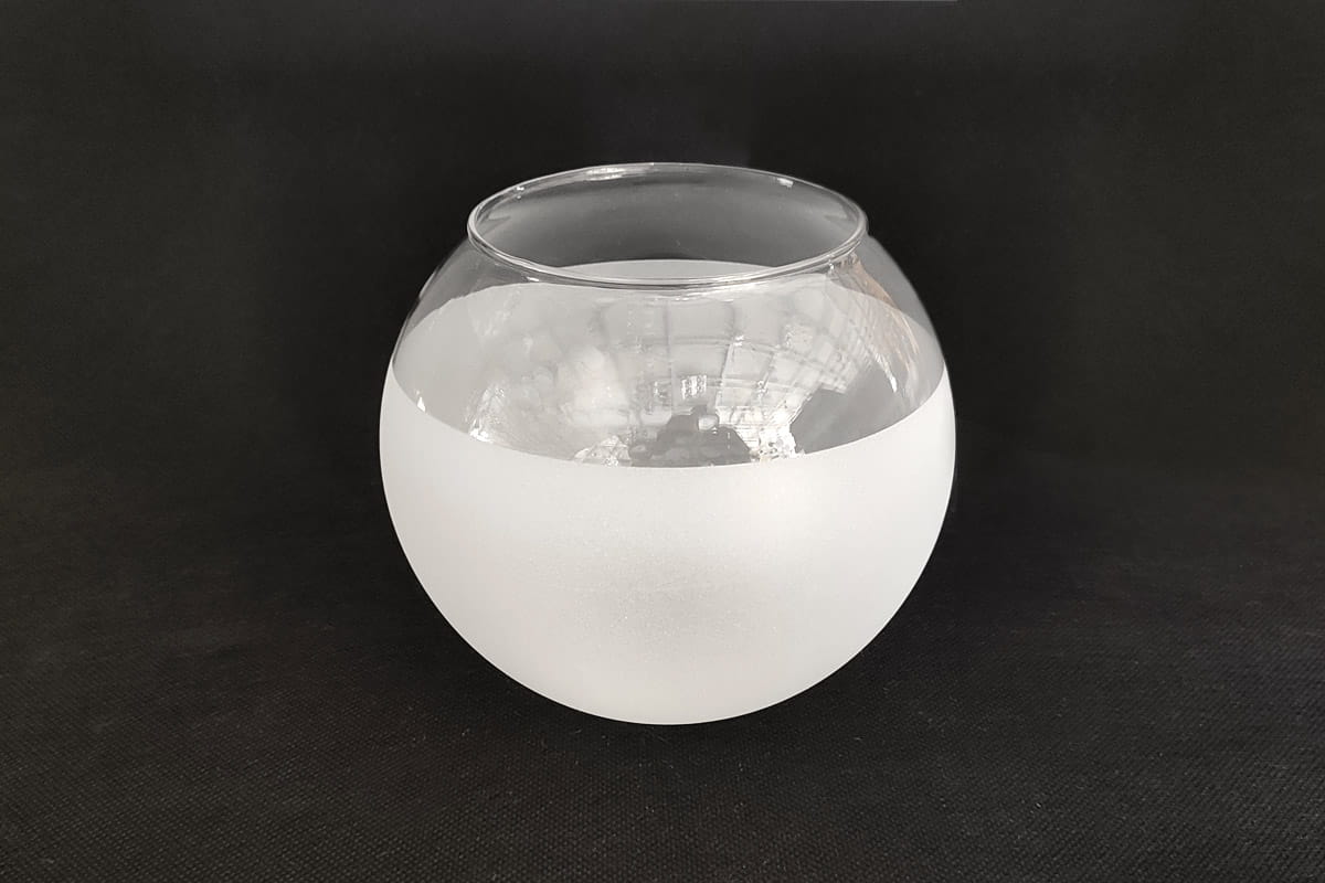 Klosz szklany Milk w kształcie kuli o średnicy 140 mm, z matową dolną częścią i przezroczystą górą. Widok z boku, stojący na ciemnym tle, ukazujący delikatne przejście między matowym a transparentnym szkłem.