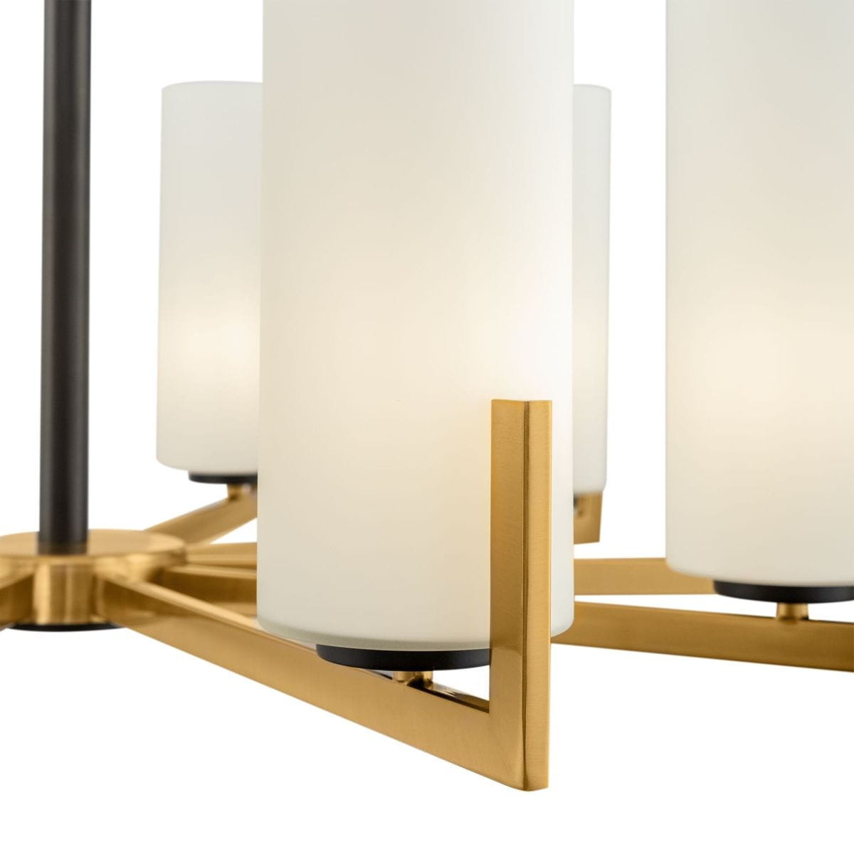 Lampa wisząca Fortano MOD089PL-10BS z dziesięcioma punktami świetlnymi. Metalowa podstawa w kolorze złotym z matowymi, białymi kloszami w kształcie cylindrów. Ujęcie z bliska, ukazujące detale konstrukcji i połączenia.