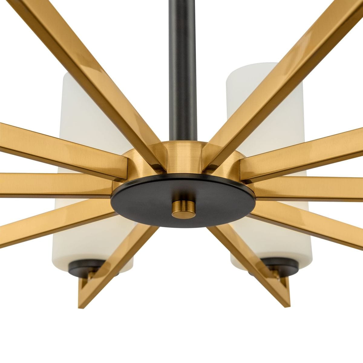 Lampa wisząca Fortano, 10-punktowa, w kolorze złotym z czarnymi akcentami. Widoczny centralny element z metalowego materiału oraz białe klosze w kształcie cylindrów. Ujęcie z dołu, ukazujące rozłożyste ramiona.