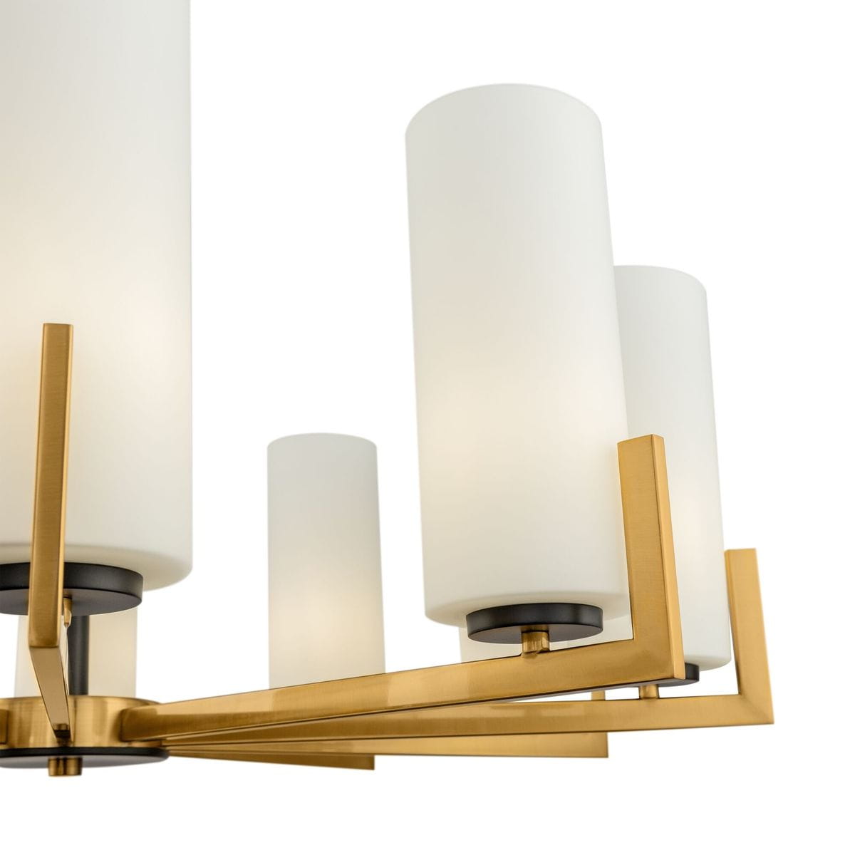 Lampa wisząca Fortano MOD089PL-10BS z 10 punktami świetlnymi. Metalowa konstrukcja w kolorze złotym z białymi, matowymi kloszami w kształcie cylindrów. Ujęcie z boku, ukazujące detale mocowania i kształt kloszy. Proste tło.