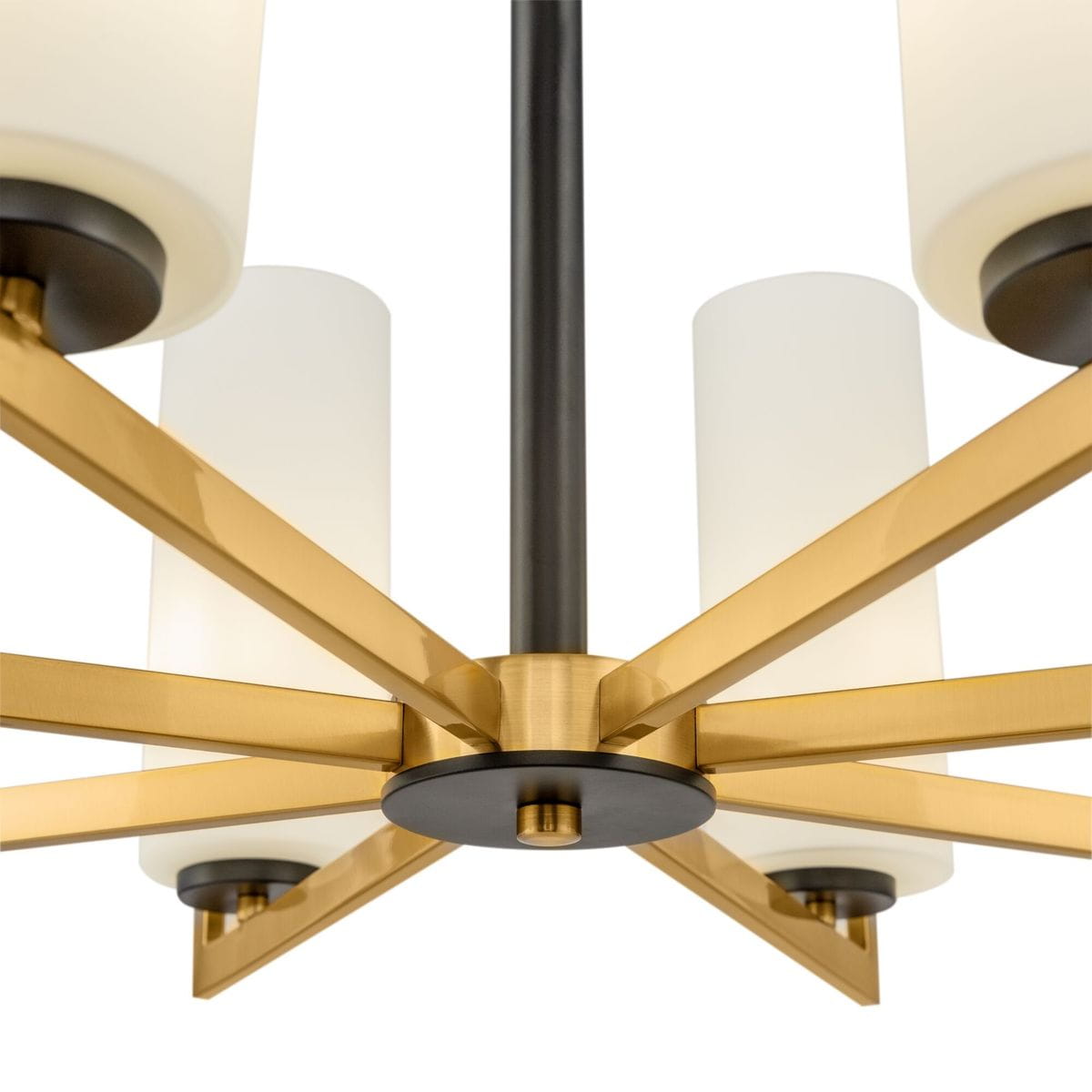 Lampa wisząca Fortano MOD089PL-08BS z ośmioma punktami świetlnymi, w złotej metalowej ramie z czarnym detalem, z mlecznymi szklanymi kloszami. Ujęcie z dołu, ukazujące konstrukcję i rozmieszczenie kloszy.