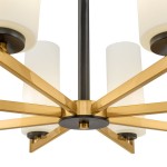 Lampa wisząca Fortano MOD089PL-08BS z ośmioma punktami świetlnymi, w złotej metalowej ramie z czarnym detalem, z mlecznymi szklanymi kloszami. Ujęcie z dołu, ukazujące konstrukcję i rozmieszczenie kloszy.