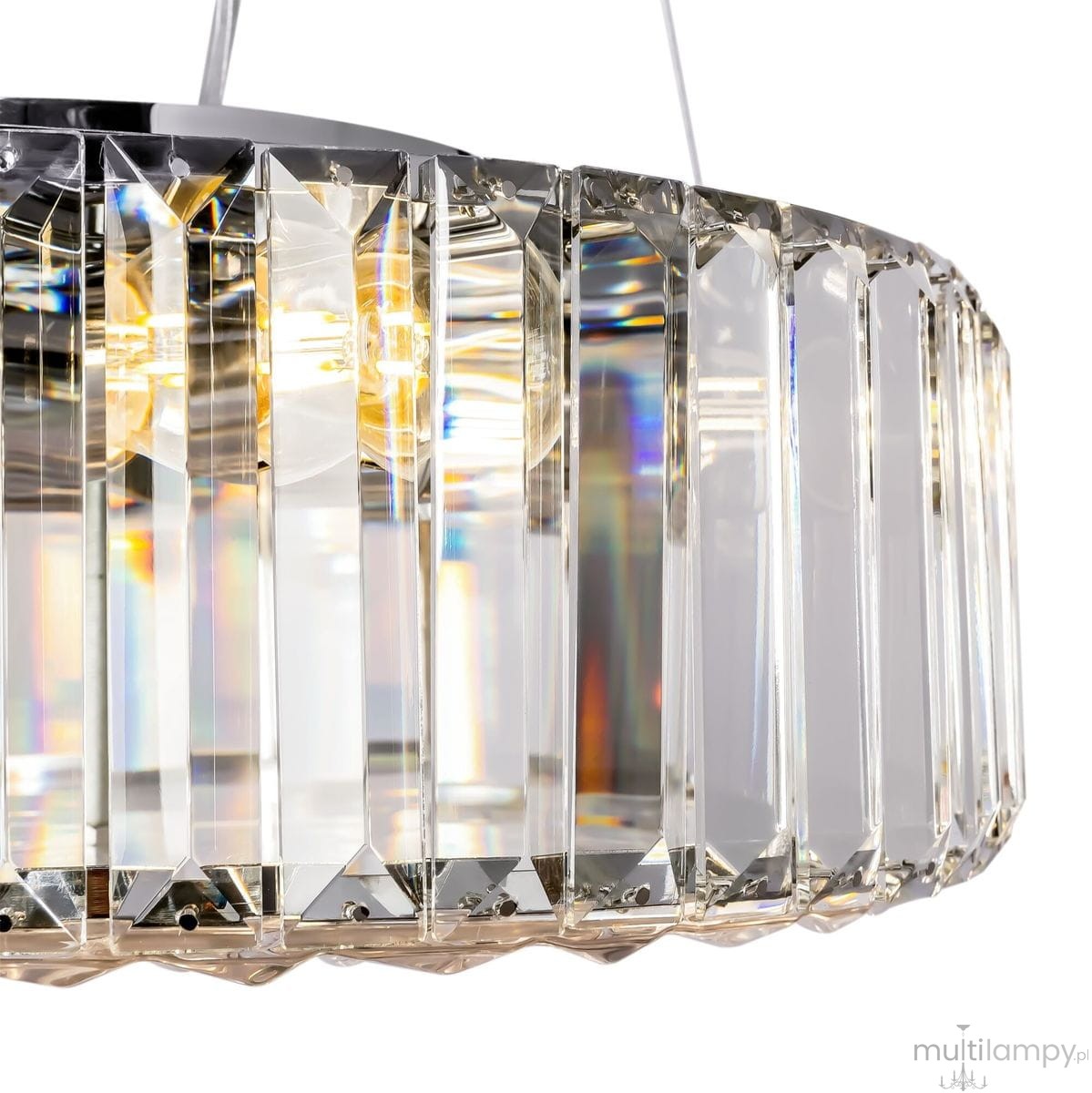 Lampa wisząca Recinto 6-punktowa MOD080CL-06CH w chromowanej obudowie z przezroczystymi, szklanymi, prostokątnymi elementami. Widoczna struktura kryształów odbijających światło, zawieszona na cienkich linkach. Ujęcie z boku, z bliska na detal lampy.