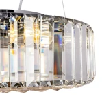 Lampa wisząca Recinto 6-punktowa MOD080CL-06CH w chromowanej obudowie z przezroczystymi, szklanymi, prostokątnymi elementami. Widoczna struktura kryształów odbijających światło, zawieszona na cienkich linkach. Ujęcie z boku, z bliska na detal lampy.