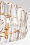Lampa wisząca Puntes 6-punktowa w złotym wykończeniu. Szklane, wielokątne klosze refleksyjnie odbijają światło. Ujęcie z boku, blisko detali, ukazujące metalowy stelaż oraz elementy mocujące. Elegancka dekoracja do wnętrz.