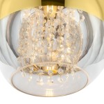 Lampa wisząca Fermi 1-punktowa w kolorze złotym. Okrągła, z metalowym kloszem i szklanymi kryształkami, które tworzą subtelną dekorację. Widoczna żarówka wewnętrzna, jasne światło. Ujęcie z dołu, podkreślające detale.