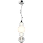 Lampa wisząca Collar LED w kolorze chromu, z trzema różnymi kloszami: matową kulą, przezroczystym kloszem w kształcie fali oraz szklanym kloszem w geometrycznym wzorze. Zawieszona na metalowej linki, w eleganckim, nowoczesnym stylu.