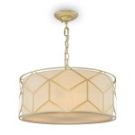 Lampa wisząca Messina 4-punktowa H223PL-03G w złotym kolorze. Okrągły klosz z transparentnego materiału, ozdobiony geometrycznym wzorem. Zawieszona na metalowym łańcuchu, umieszczona pod sufitem, w jasnym otoczeniu.