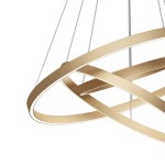 Lampa wisząca Rim 4000K, 3-punktowa, wykonana z mosiądzu, w kolorze złotym. Posiada nowoczesny, minimalistyczny design z delikatnymi, zakrzywionymi elementami. Widoczne zawieszenie na cienkich linkach, podkreślające elegancję.