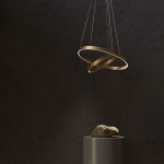 Mosiężna lampa wisząca Rim 4000K z dwoma okręgami, zawieszona na cienkich linkach, prezentuje nowoczesny design. Okręgi mają matową powierzchnię, a otoczki emitują ciepłe światło. Tło w ciemnym odcieniu podkreśla elegancję lampy.