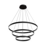 Czarna lampa wisząca Rim 4000K z trzema okrągłymi pierścieniami, zawieszona na cienkich linkach. Okręgi różnej wielkości, z białym podświetleniem, tworzą nowoczesny design. Montaż sufitowy, idealna do aranżacji wnętrz.