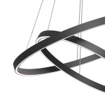 Czarna lampa wisząca Rim 4000K, dwupunktowa, złożona z dwóch okrągłych pierścieni o matowej powierzchni, zawieszona na cienkich linkach. Lampa emituje białe światło, widoczna jest wewnętrzna krawędź z białym wykończeniem.