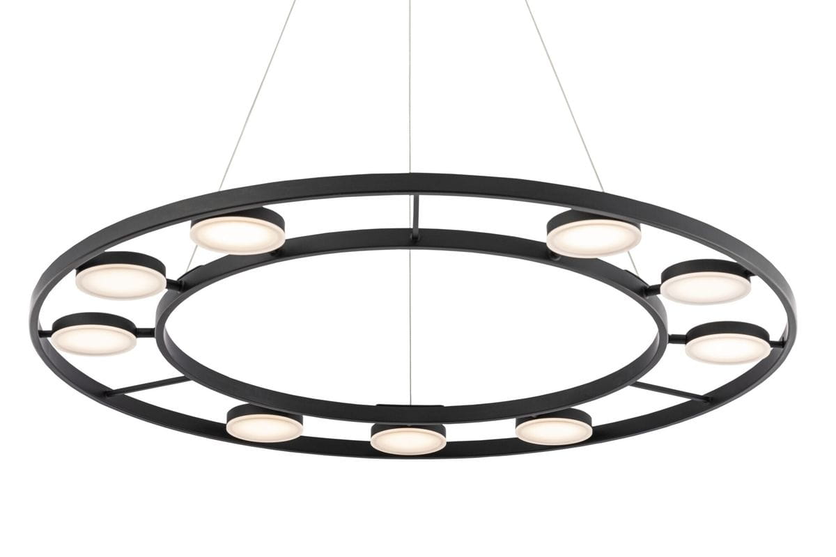 Lampa wisząca Fad LED, 9-punktowa, o okrągłym kształcie, w kolorze czarnym. Wyposażona w dziewięć okrągłych źródeł światła z białymi kloszami. Zawieszona na cienkich linkach, prezentowana z widoku frontalnego.