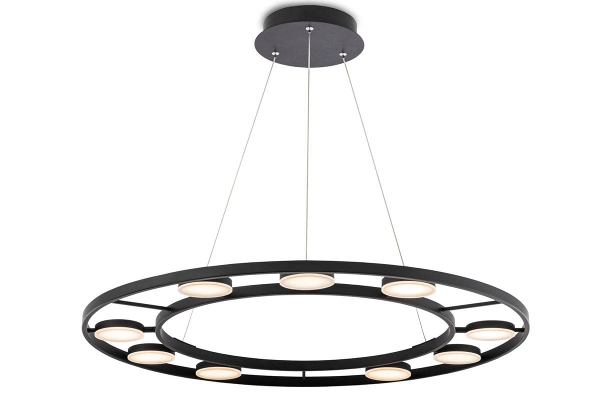 Lampa wisząca Fad LED z 9 punktami świetlnymi, w kształcie dużego, okrągłego pierścienia w kolorze czarnym. Zawieszona na cienkich, metalowych linkach. Posiada wbudowane źródła światła w formie okrągłych, jasnych paneli.