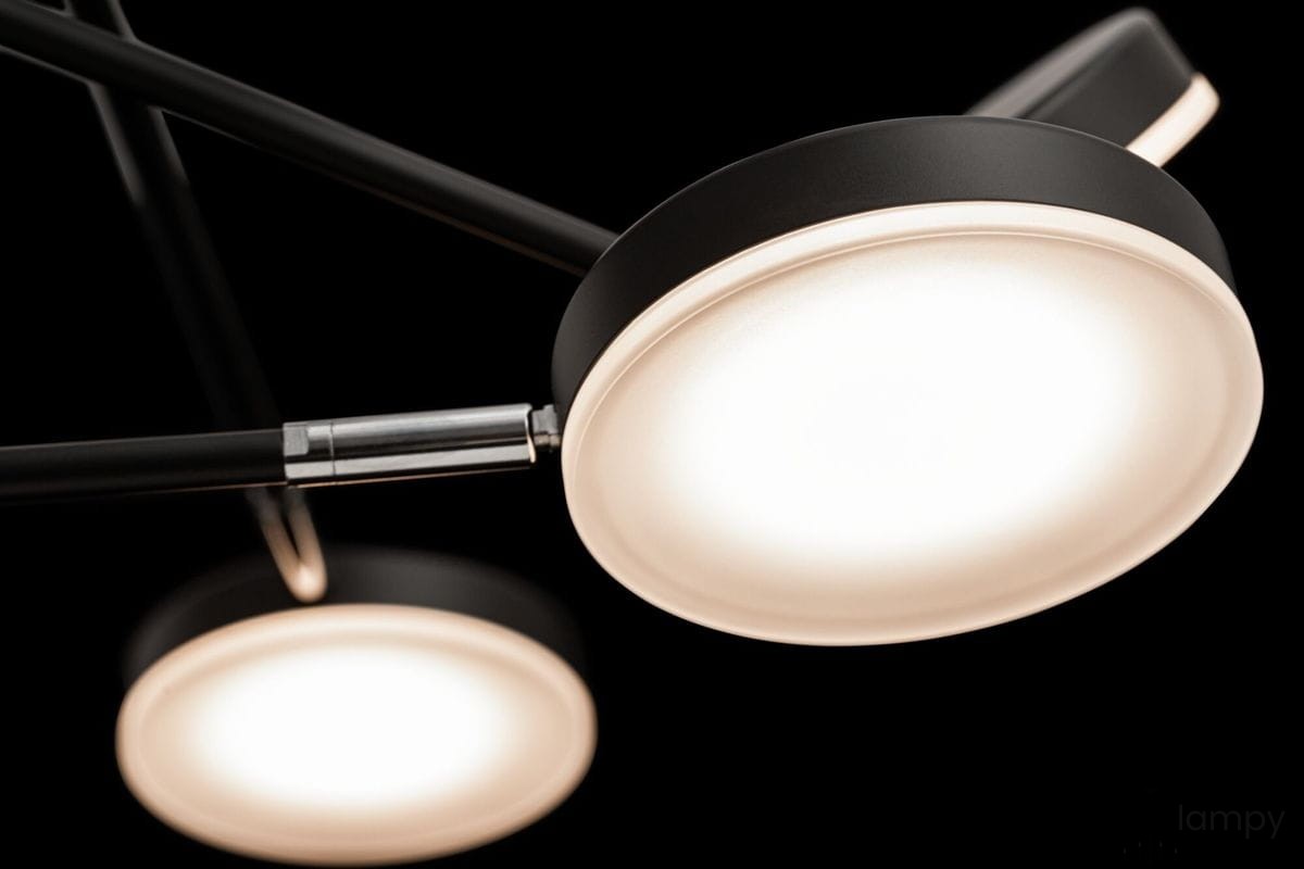 Lampa wisząca Fad LED 7-punktowa MOD070PL-L38B3K w kolorze czarnym, z okrągłymi, białymi kloszami. Ujęcie z góry, ukazujące dwa klosze na metalowych ramionach. Tło czarne, kontrastujące z oświetleniem.