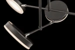 Lampa wisząca Fad LED 7-punktowa MOD070PL-L38B3K w czarnym kolorze z okrągłymi kloszami. Klosze umieszczone na metalowych ramionach, z delikatnym podświetleniem. Produkt wisi pod kątem, na jednolitym, ciemnym tle.
