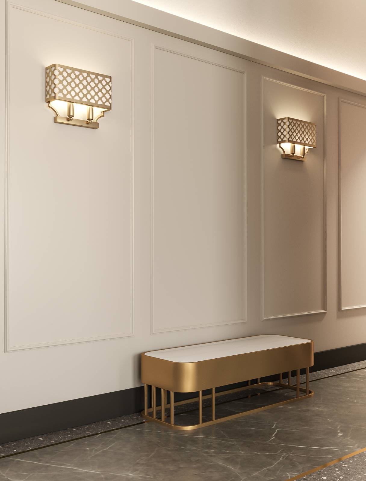 Kinkiet Verno Parette Old Gold w kolorze złotym, o ażurowym kloszu z geometrycznym wzorem, zamontowany na ścianie. Widoczny w minimalistycznym wnętrzu z elegancką ławką. Oświetlenie dwupunktowe tworzy przytulny klimat.
