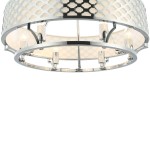 Lampa wisząca Verno Cromo z sześcioma punktami świetlnymi, w chromowanej obudowie. Okrągły klosz z wzorem hexagonalnym, wewnętrzna część w jasnym odcieniu. Ujęcie z dołu, podkreślające detal i fakturę.