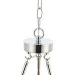 Lampa wisząca Verno Cromo w chromowanym wykończeniu, z sześcioma punktami świetlnymi. Widoczny okrągły element mocujący oraz łańcuch z metalowymi ogniwami. Produkt zawieszony, ukazujący detale konstrukcji.
