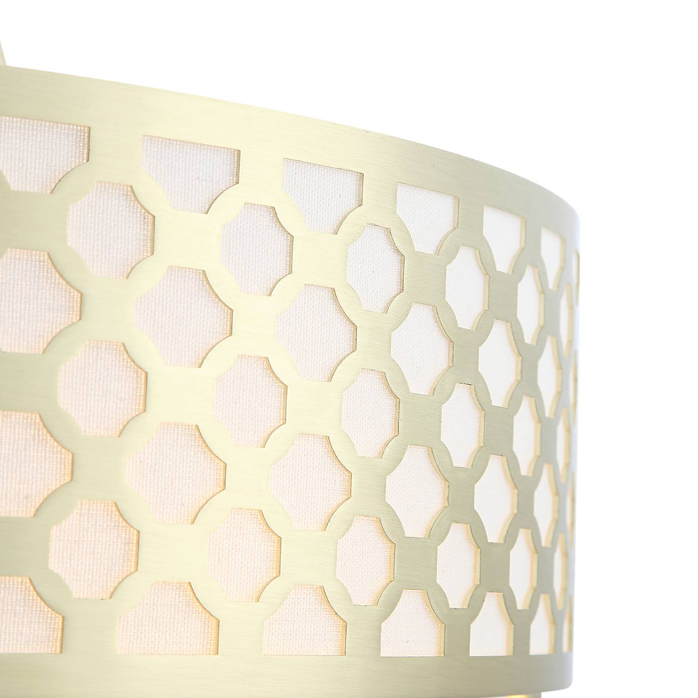 Lampa wisząca Verno Old Gold w kolorze złotym, z sześcioma punktami świetlnymi. Klosz z metalową, ażurową strukturą w kształcie rombów, z białym materiałem wewnętrznym. Ujęcie z boku, ukazujące szczegóły wzoru i faktury.