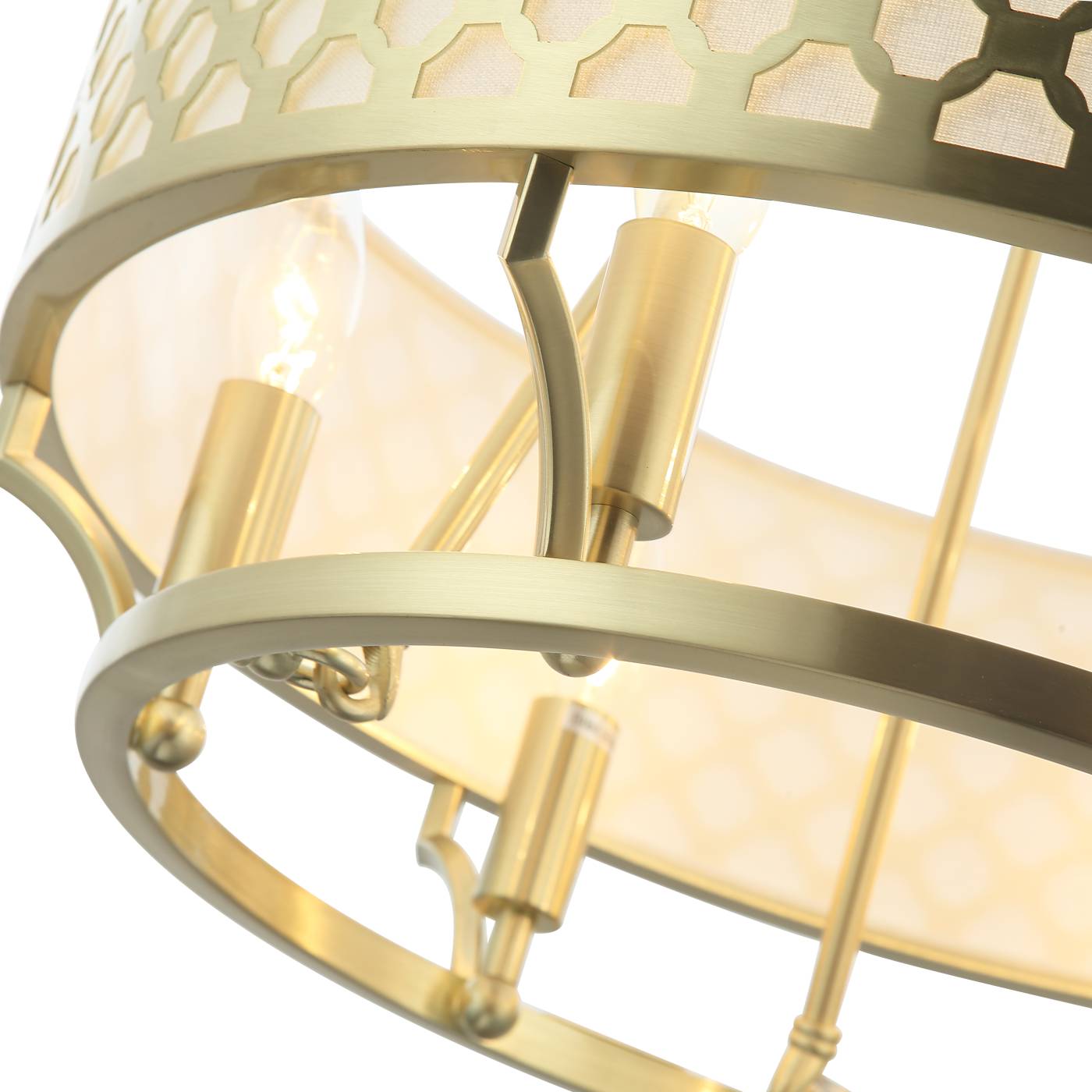 Lampa wisząca Verno Old Gold z sześcioma punktami świetlnymi, w złotym kolorze. Okrągła konstrukcja z metalowym wykończeniem, ozdobiona delikatnym wzorem. Widoczne źródła światła w eleganckich oprawach.