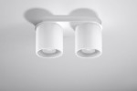 Biała lampa sufitowa Orbis z dwoma cylindrycznymi punktami świetlnymi. Produkt zamontowany na prostokątnej podstawie, widoczny z dołu. Gładka, matowa powierzchnia oraz minimalistyczny design. Idealna do nowoczesnych wnętrz.
