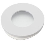 Okrągła oprawa do zabudowy w kolorze białym, z matowym wykończeniem i otworem w środku. Produkt o klasie szczelności IP44, idealny do łazienek. Stojąca, prosta konstrukcja, bez widocznych dekoracji.