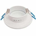 Okrągła oprawa do zabudowy w kolorze białym, przeznaczona do użytku w łazienkach, z klasą szczelności IP44. Widoczne sprężynki mocujące. Produkt w pozycji leżącej, na białym tle.