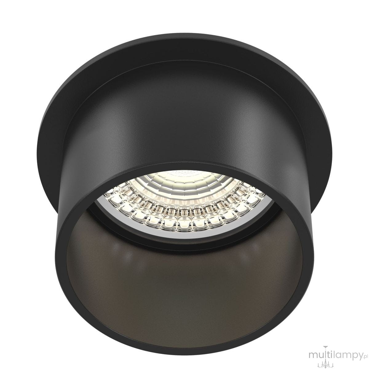 Czarna oprawa sufitowa do zabudowy Reif DL050-01B, z cylindrycznym kształtem. Zbliżenie na wnętrze lampy, z wyraźnymi detalami reflektora i diod LED. Produkt zamontowany w suficie, z matowym wykończeniem.