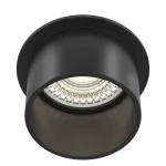 Czarna oprawa sufitowa do zabudowy Reif DL050-01B, z cylindrycznym kształtem. Zbliżenie na wnętrze lampy, z wyraźnymi detalami reflektora i diod LED. Produkt zamontowany w suficie, z matowym wykończeniem.